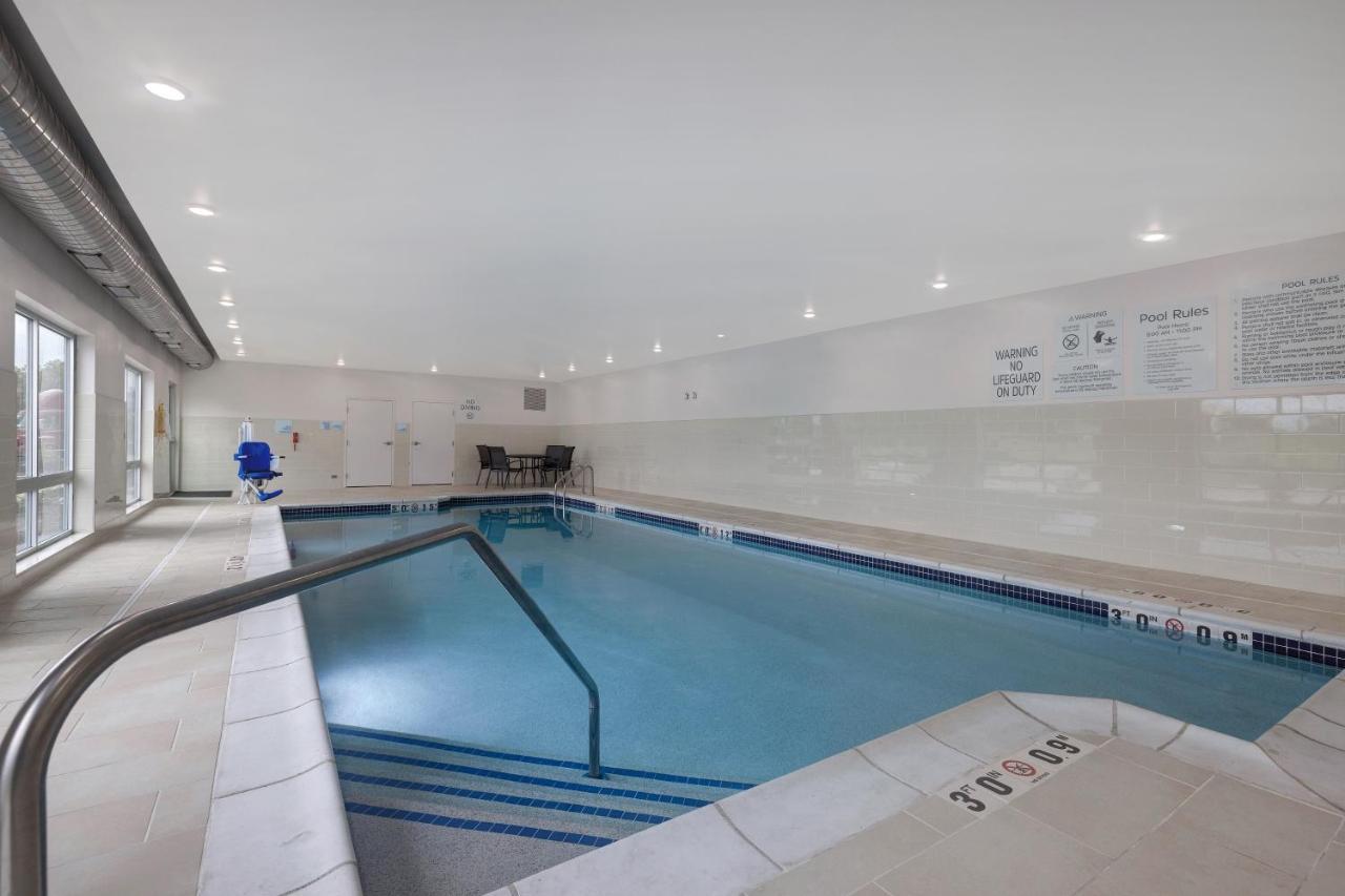 Holiday Inn Express & Suites - Brighton South - Us 23 By Ihg Экстерьер фото